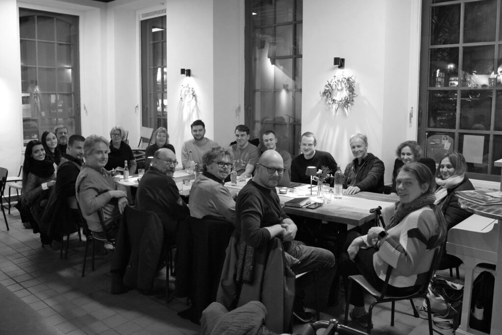 Teilnehmende des ersten Spartentreffens „Wort“ bei ihrem ersten Treffen am 18.12.2023 im VERS – Literaturcafé.